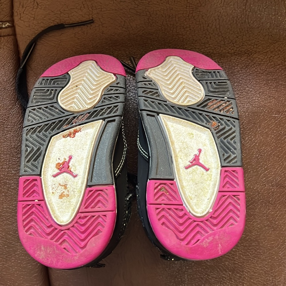 Toddler size 7c lightly used jordans. Very cute! - Picture 7 of 9
